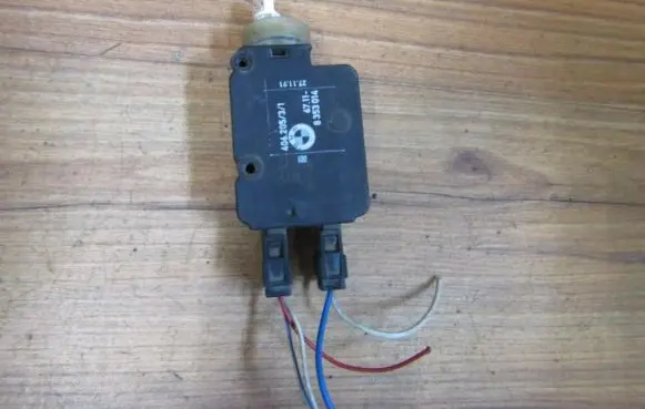 BMW 3 E36 Central locking motor 67118353014