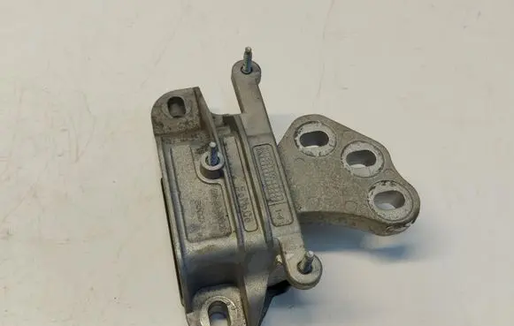 Engine mount vacuum valve