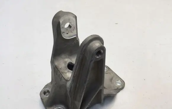 Nissan Leaf II (ZE1) Gearbox mounting bracket