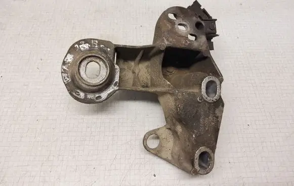 Audi A6 S6 C5 4B Engine mounting bracket 4B0199352B
