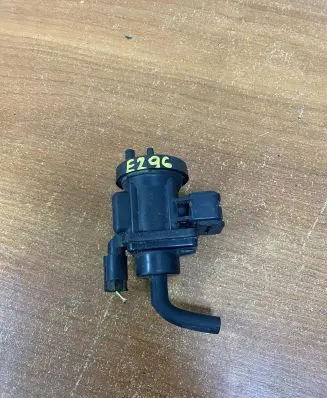 Mercedes-Benz C W203 Engine mount vacuum valve A0005450427 E296