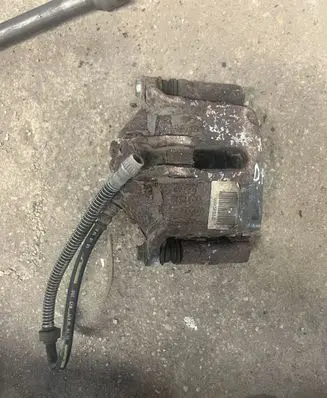 Peugeot 1007 Front brake caliper