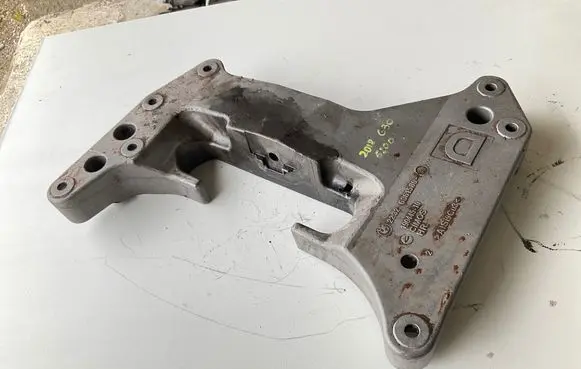 BMW 5 G30 G31 G38 Gearbox mounting bracket 6861580 19044510