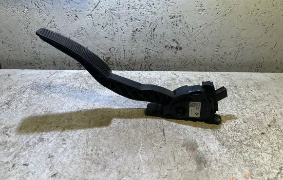 Chrysler 300C Accelerator throttle pedal 04861715AD 6PV93396627