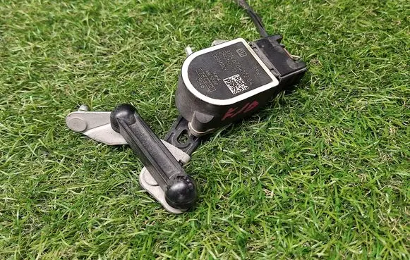 Headlight/headlamp level sensor