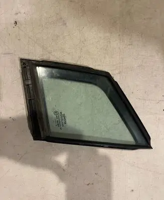 Toyota Avensis T270 Front door vent window glass four-door 6821605010