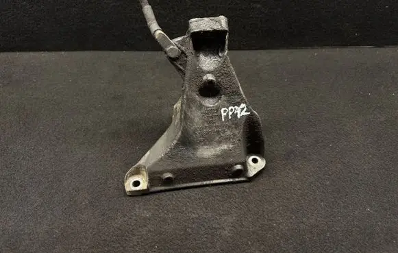 Volkswagen PASSAT B5.5 Engine mounting bracket 8D0199308AG