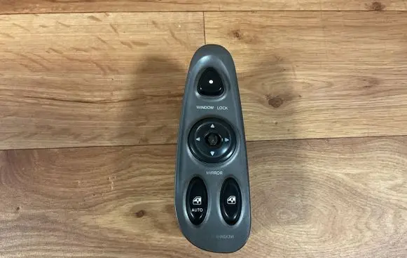 Hyundai Coupe Electric window control switch 9357027000 9357027100
