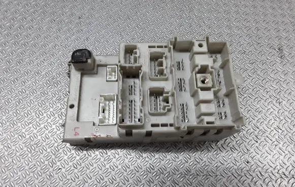 Toyota RAV 4 (XA20) Fuse box set 8273342080