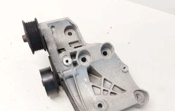 Opel Insignia A Generator/alternator bracket 55582510