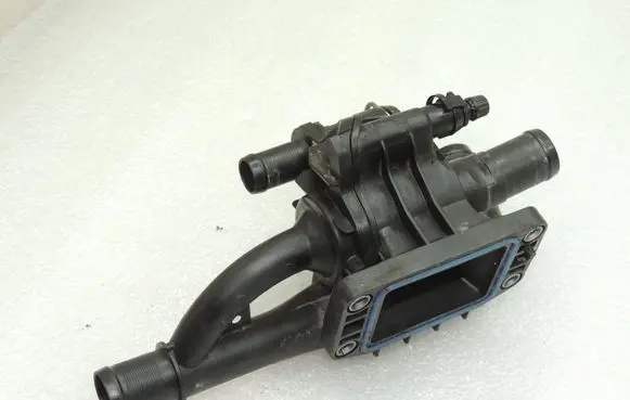 Volvo V40 Cross country Thermostat housing 31492537