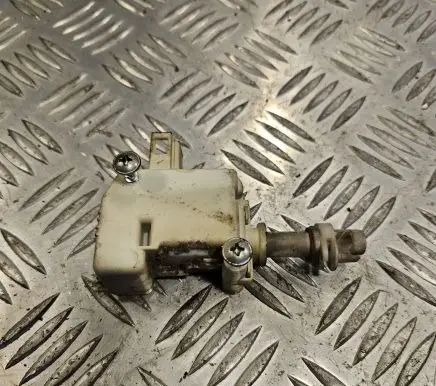 Volkswagen PASSAT B5 Central locking motor 3B0810773B 3B0959782