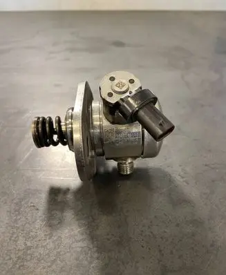 BMW M5 F90 Fuel injection high pressure pump 13517852361 7852361