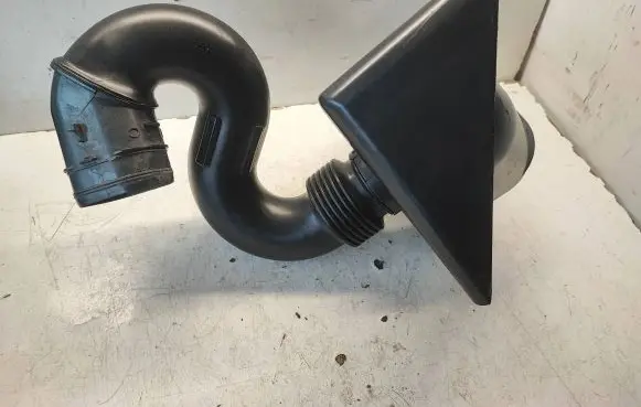 Renault Trafic III (X82) Air intake duct part 165555514R 93451665