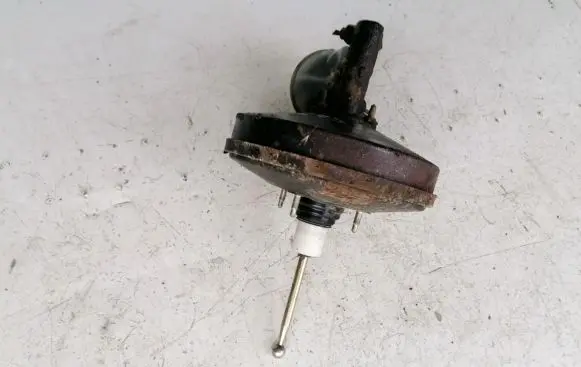 Volkswagen Golf III Brake booster 1h1611307a