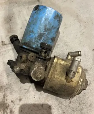 Oil filter mounting bracket