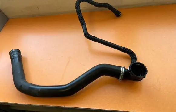 Coolant pipe/hose