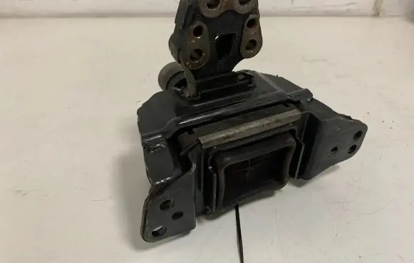Peugeot 407 Engine mount bracket 9646135380