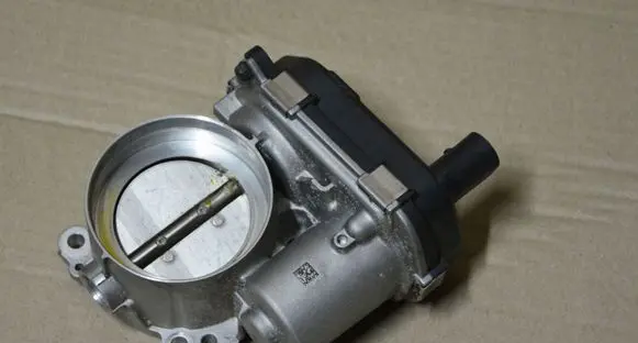 Volkswagen Golf VII Throttle valve 04E133062F