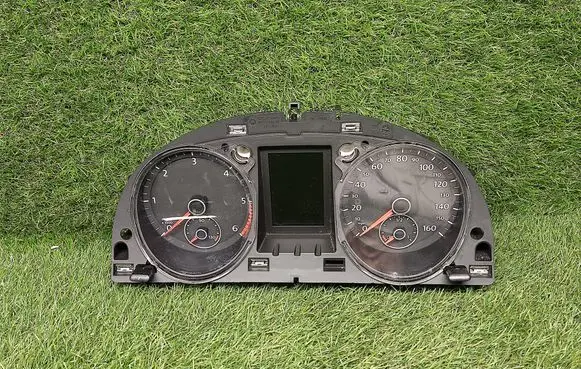 Volkswagen PASSAT B7 Speedometer (instrument cluster) 3AA920970A