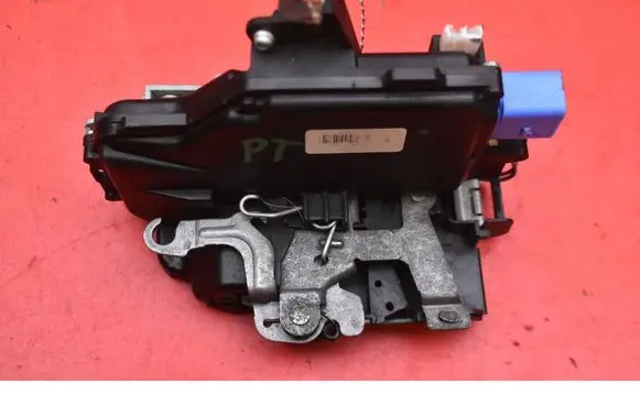 Volkswagen Touran II Rear door lock 7L0839015H