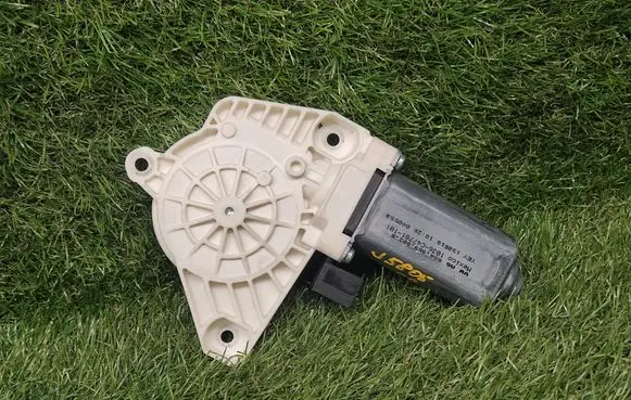 Volkswagen Jetta USA Front door window regulator motor 5Q4959802B