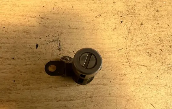 Chevrolet Matiz Front door lock (next to the handle) 