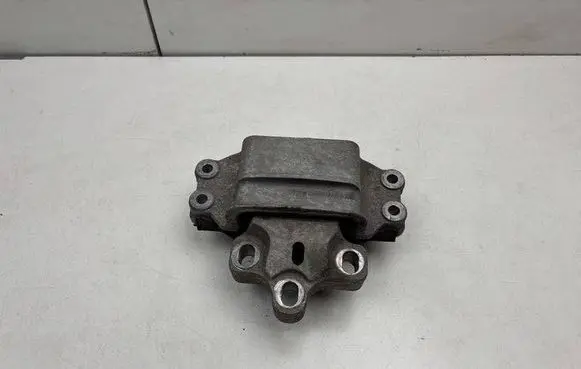Audi Q3 8U Gearbox mount 8U0199555
