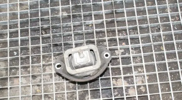 Land Rover Discovery 3 - LR3 Engine mount bracket KKB500441G