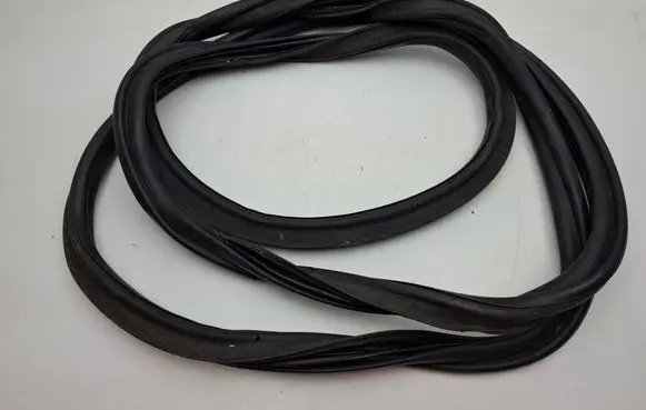 Volkswagen PASSAT B7 Loading door rubber seal (on body) 3C9827705B