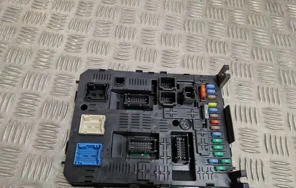 Peugeot 3008 I Fuse module 9812188580