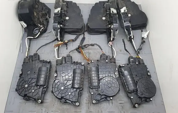 BMW 5 F10 F11 Front door soft close latching motor 7185689 A053702
