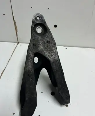 Volkswagen Transporter - Caravelle T5 Engine mounting bracket 7E0199370