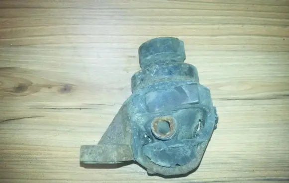 Mazda 626 Engine mount bracket