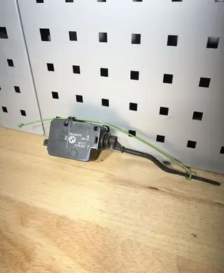 Fuel tank cap lock motor
