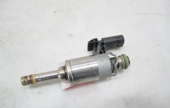 Volkswagen Golf VII Fuel injector 04E906036E