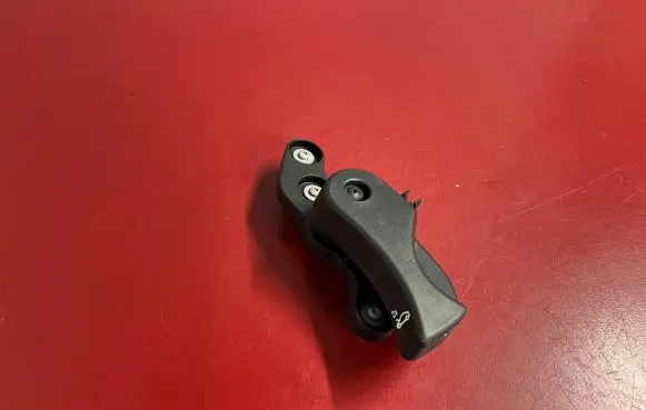 BMW X1 U11 Engine bonnet (hood) release handle 7326517