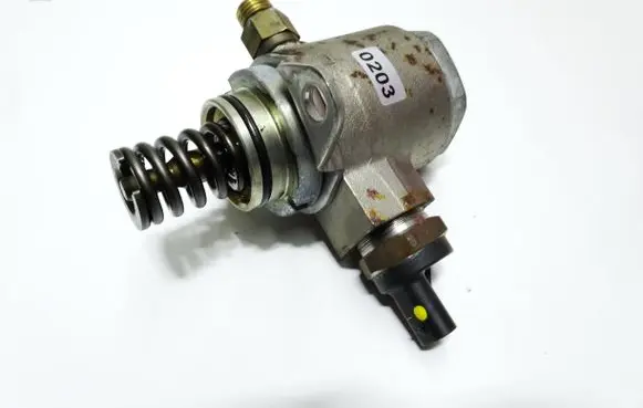 Audi A3 S3 8P Fuel injection high pressure pump 03C127026C 215218 HFS03431A