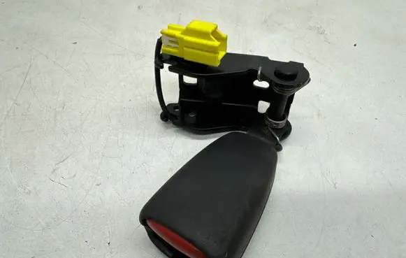 Volvo XC70 Rear seatbelt buckle 30697036
