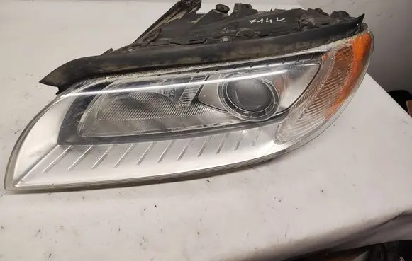 Volvo V70 Headlight/headlamp 31214347