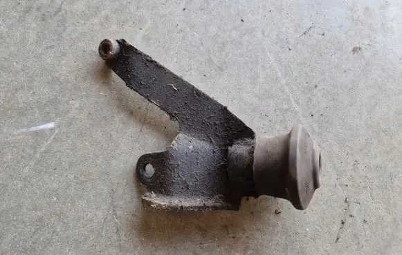 Volkswagen Jetta I Engine mounting bracket 171199329F 171199339