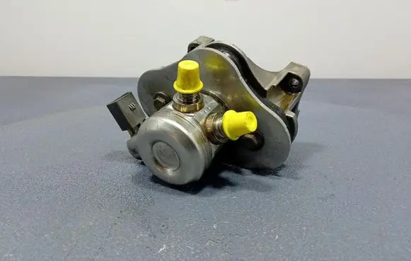 BMW 1 E82 E88 Fuel injection high pressure pump 7562473