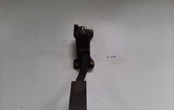 Accelerator throttle pedal