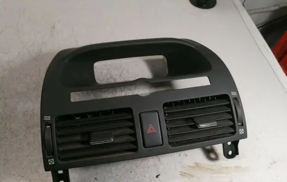 Toyota Avensis T250 Dash center air vent grill