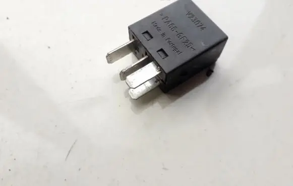 Volvo S40, V40 Other relay MB953382