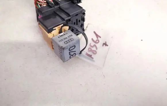 Audi A4 S4 B5 8D Other relay 8d0951253