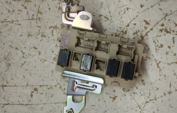 Nissan X-Trail T32 Fuse module 4CL0B 5128 GL0B5L28