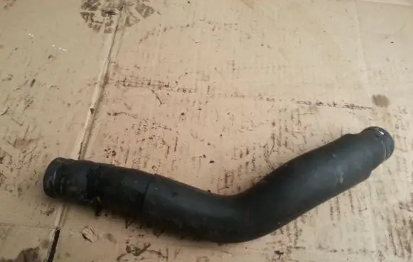 Engine coolant pipe/hose
