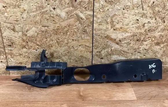 Ford Focus Fender mounting bracket 4M51A02476A