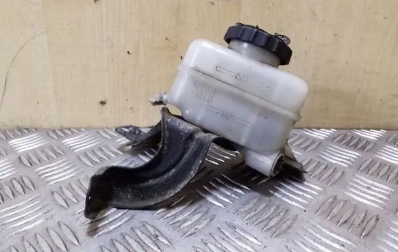 Lexus RX 330 - 350 - 400H Brake fluid reservoir 13231140330
